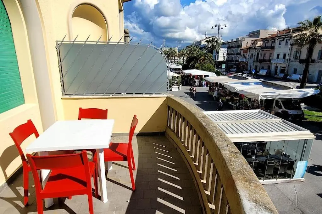 Apartment Casa Amedeo - Appartamento In Passeggiata Viareggio Italy